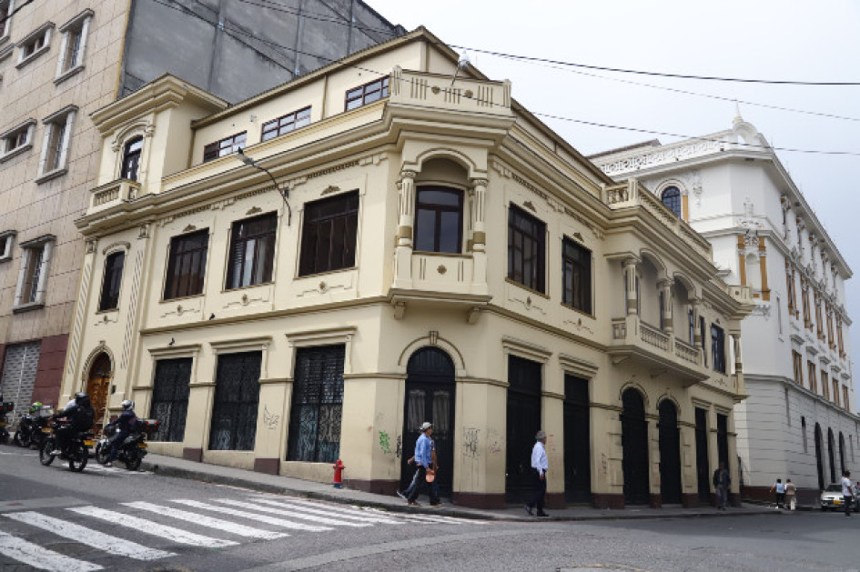 Foto I Darío Augusto Cardona I LA PATRIA  La Casa Hoyos la construyeron en 1926, es decir hace un siglo. Desde el año pasado ordenaron el desalojo ante deficiencias en su infraestructura.