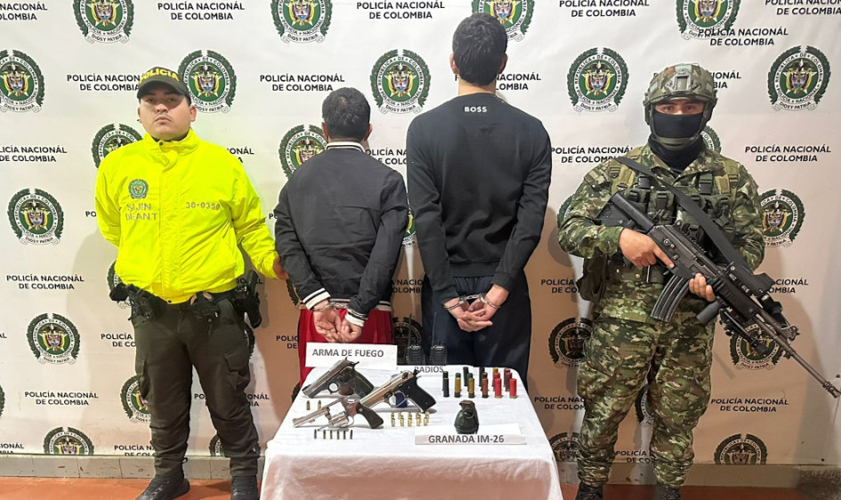 Los detenidos tenían armas de fuego, una granada y radios de comunicación.