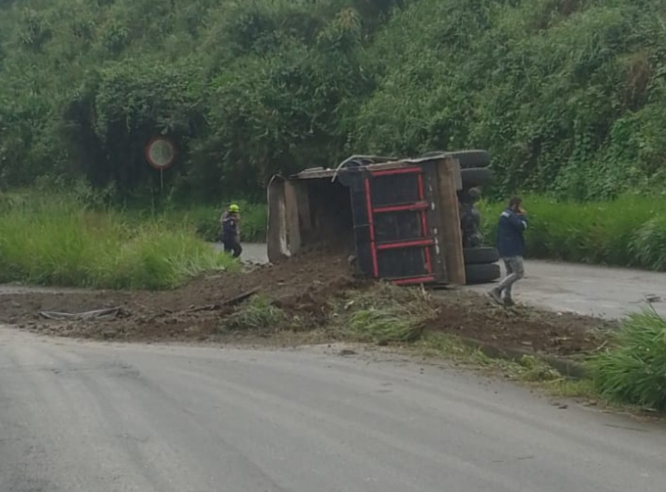 El conductor no tiene lesiones de consideración. El Cuerpo de Bomberos Voluntarios de Chinchiná atendió la situación.