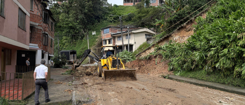Maquinaria amarilla se encargó de retirar la caída de capa vegetal y tierra en el barrio Los Álamos para habilitar la vía. 