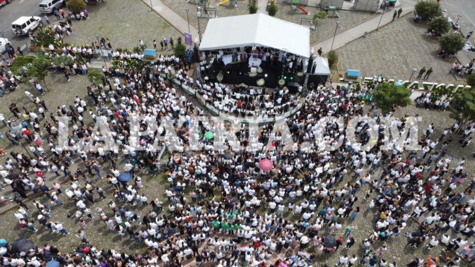 Miles de personas llegaron al parque principal de Manzanares para darle el último adiós a Yeison Jiménez.