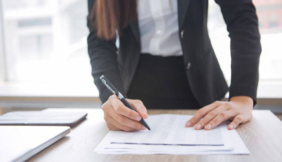 Las dos mujeres son señaladas de firmar documentos a nombre de un hombre moribundo. Indemnizaron a las víctimas.