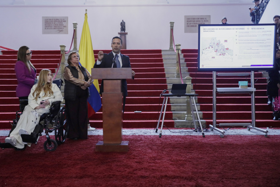 El ministro de Defensa de Colombia, Pedro Sánchez (c), habla durante una rueda de prensa este martes, en Bogotá (Colombia). El Gobierno de Colombia propuso al de Ecuador reunirse el miércoles en Panamá