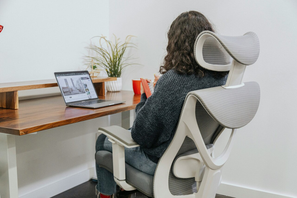 Guía de supervivencia ergonómica para el trabajo remoto: accesorios indispensables