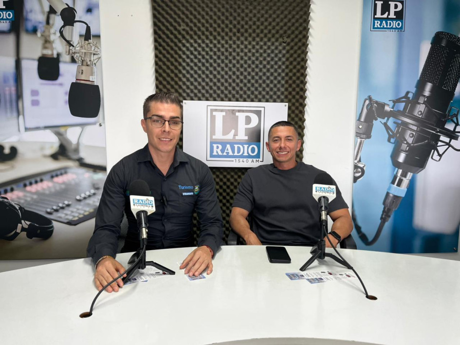  Santiago Lasso Ríos, de la Oficina de Turismo de la Alcaldía de Villamaría, y Juan David Sáenz, propietario de Chorizos Sáenz.