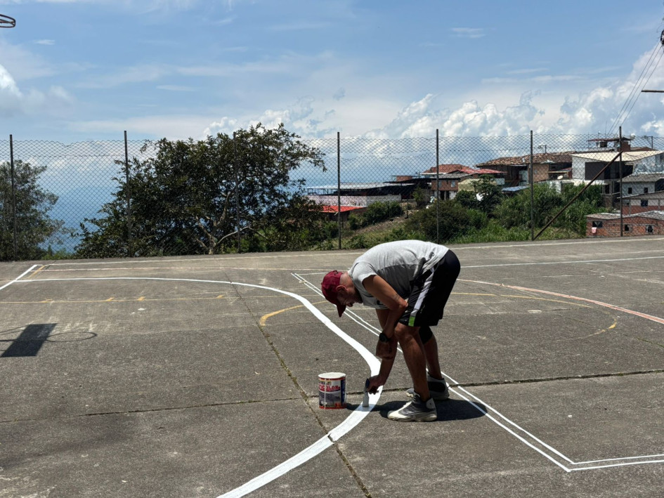 El alcalde de Filadelfia, Óscar Eduardo Alzate Cano, continúa con la meta de lograr convertirlo en un municipio deportivo. Dentro de las inversiones del 2025 se mejoraron escenarios deportivos, como este de la vereda Samaria. 