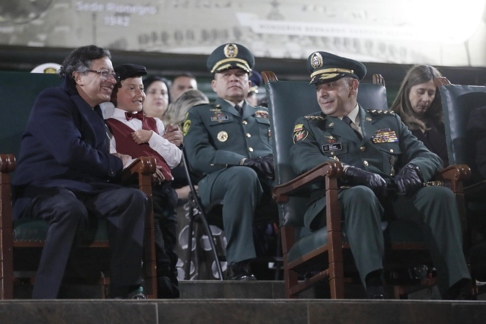El presidente de Colombia, Gustavo Petro (i), habla junto al general Hugo Alejandro López.