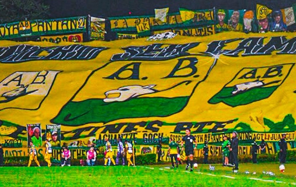 La víctima fue identificada como Camilo Rojas. Era estudiante de veterinaria. Hubo disturbios tanto dentro como fuera del estadio General Santander.