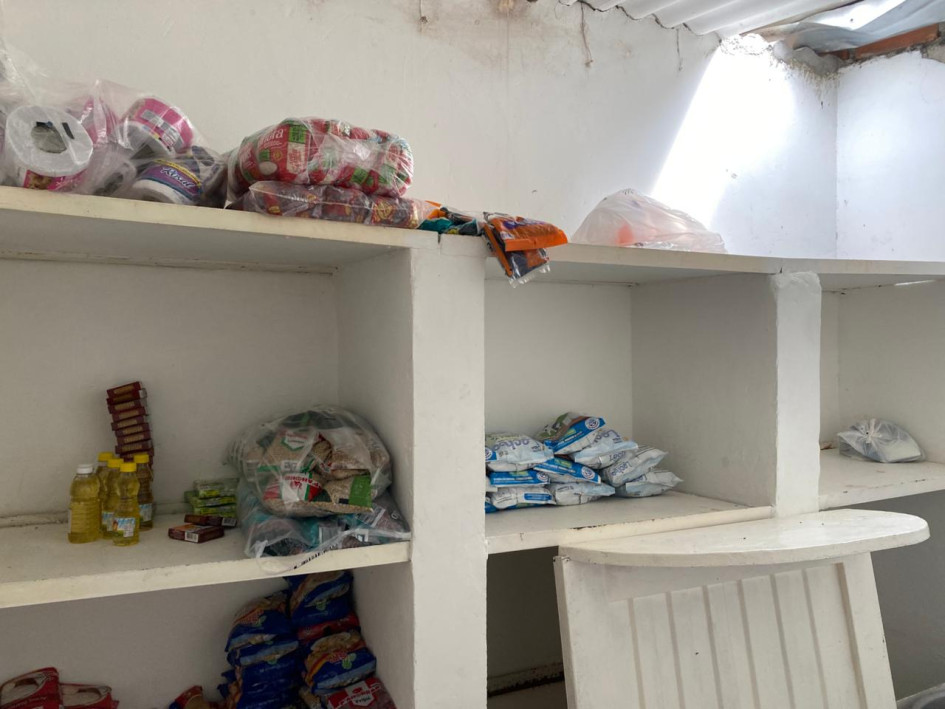 Los delincuentes ingresaron por el techo y vaciaron la despensa en la cocina.