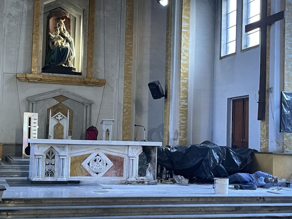 El 7 de diciembre un incendio provocado por un corto circuito, consumió al menos el 30 % de la iglesia La Valvanera en Pereira. Hoy avanza en la reconstrucción del presbiterio 