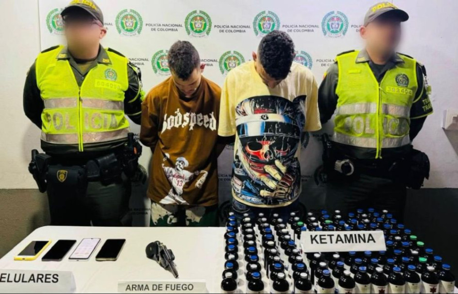 Además de la sustancia incautaron un revólver, cuatro celulares y el carro en el que se movilizaban. 