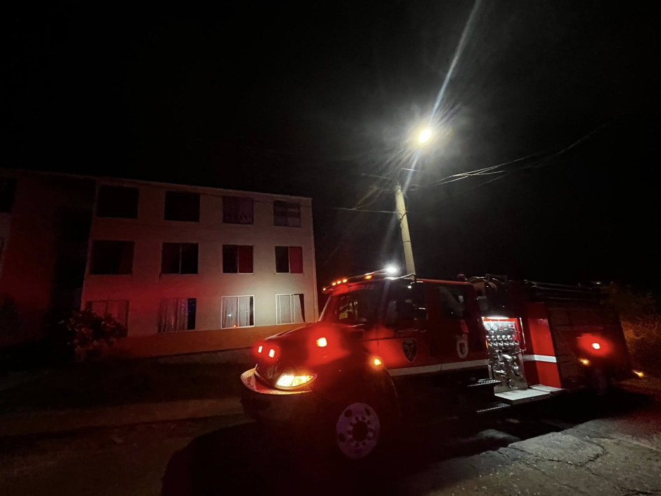 La conflagración afectó una vivienda, pero la rápida reacción de los vecinos evitó que el fuego se propagara.
