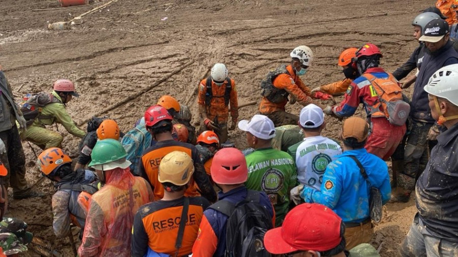Decenas de rescatistas y voluntarios trabajan en la búsqueda de más de 80 desaparecidos en Pasirlangu, Indonesia