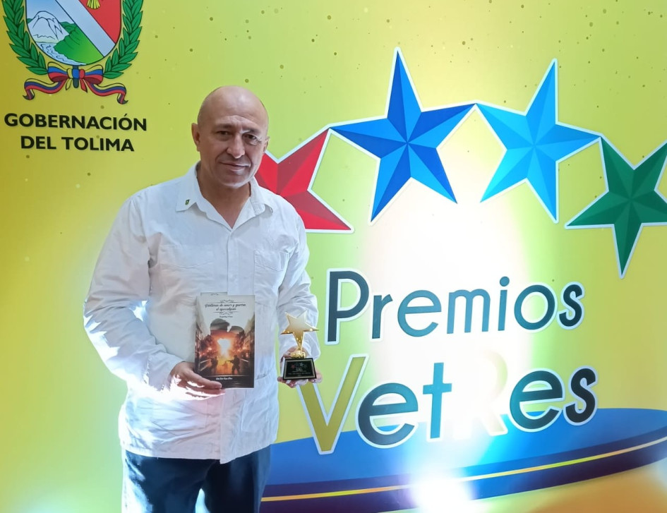 Jhon Jairo López Pérez, el escritor caldense que triunfa en los Premios VetRes