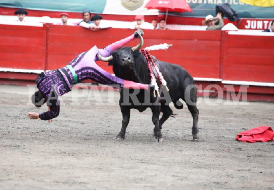 José Arcila sufrió una herida profunda en el muslo luego de la cornada que sufrió. El toro giró con él todavía con el pitón incrustado en su pierna.