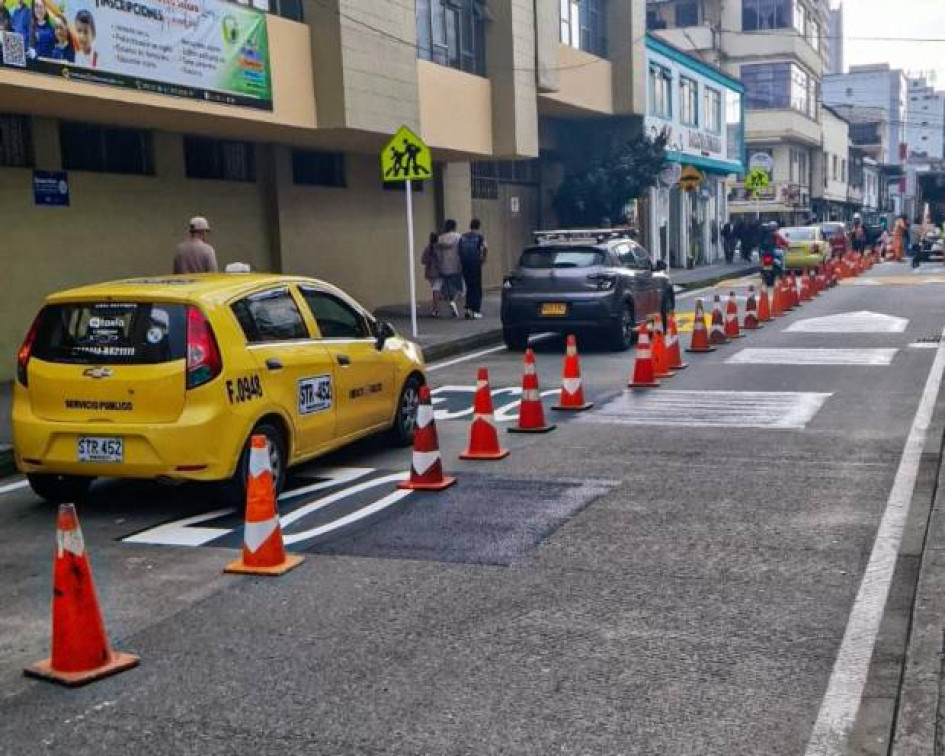 FOTO I Cortesía Alcaldía I LA PATRIA. Intervenciones de señalización vial y demarcación realizadas en el entorno del Colegio LANS.