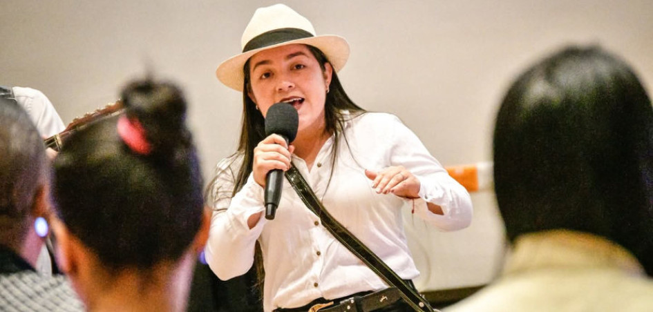 Leidy Johana Mejía González se considera una mujer tímida, pero a la hora de trovar pierde el miedo y demuestra el talento que tiene para rimar e improvisar.