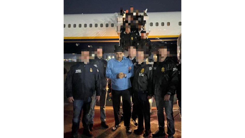 Nicolás Maduro llegó a Nueva York en la noche del sábado a bordo de un avión militar para ser trasladado a un edificio federal de la DEA.