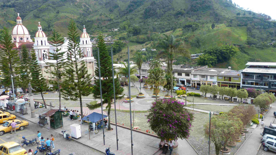 Autoridades locales implementarán restricciones de tránsito y parqueo en el centro de Manzanares durante el homenaje de despedida al cantante Yeison Jiménez. El parque principal será el epicentro de la ceremonia. 