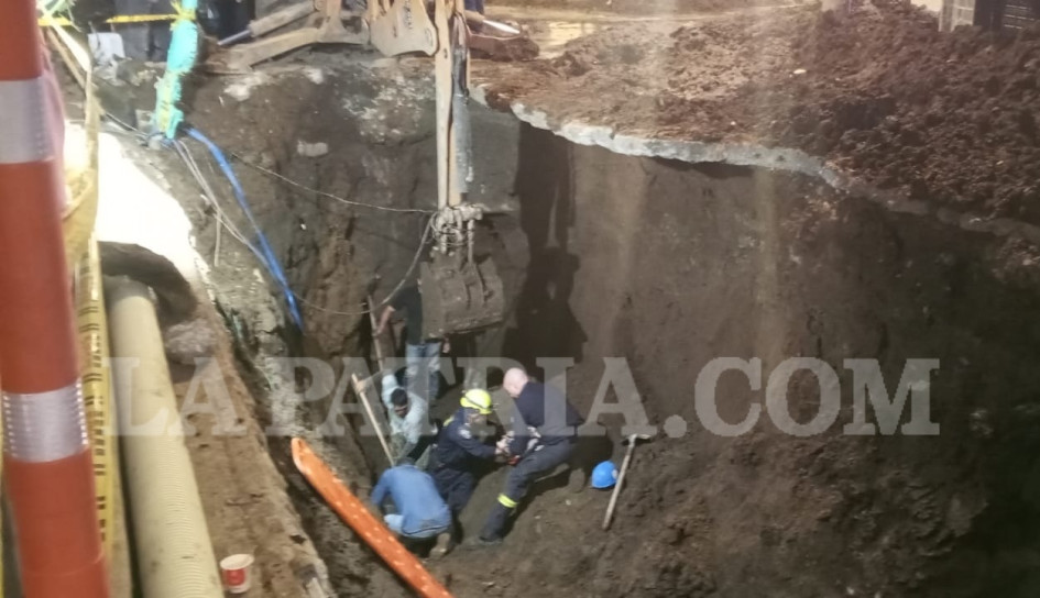 Durante cerca de una hora, los bomberos trabajaron en el rescate del obrero.