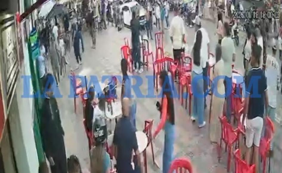 La riña se generó en un bar y se trasladó al atrio, donde ciudadanos compartían con tranquilidad.