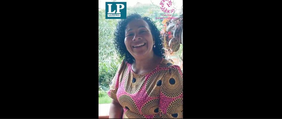 La caldense Ligia María Moreno Moreno, lee su poema desde el Resguardo Indígena Cañamomo Lomaprieta de Riosucio (Caldas).