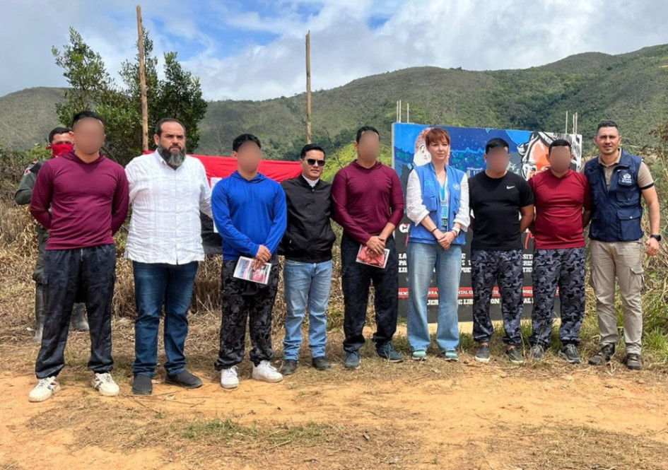 Los policías liberados fueron entregados a una comisión humanitaria integrada por la Iglesia católica, la Misión de Verificación de las Naciones Unidas en Colombia y la Defensoría del Pueblo.