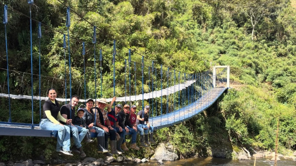 Entrega del puente en el sector La Ensillada, sobre el río Guarinó, en la vereda Rincón Santo.