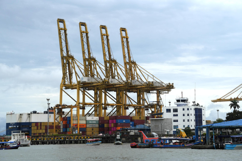 Colombia y Ecuador, dos grandes socios comerciales, viven una inusitada y dañina guerra comercial con la imposición mutua de aranceles.