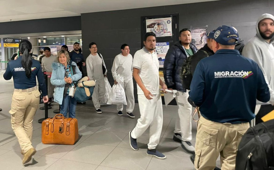 Los colombianos llegan al aeropuerto El Dorado de Bogotá y son recibidos por funcionarios de Migración Colombia y de la Cruz Roja Colombiana.