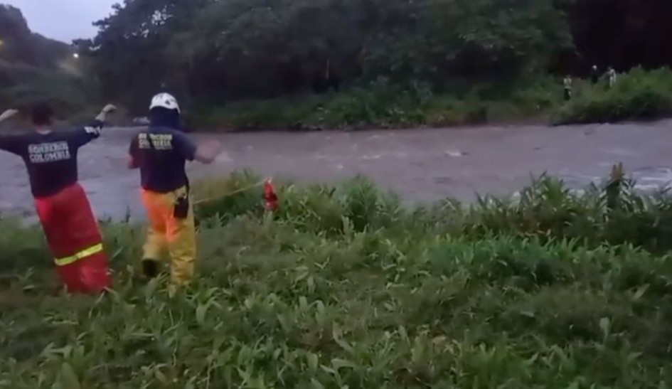 las autoridades lograron poner a salvo a un joven de 18 años y dos adolescentes de 17, quienes no presentaron lesiones.