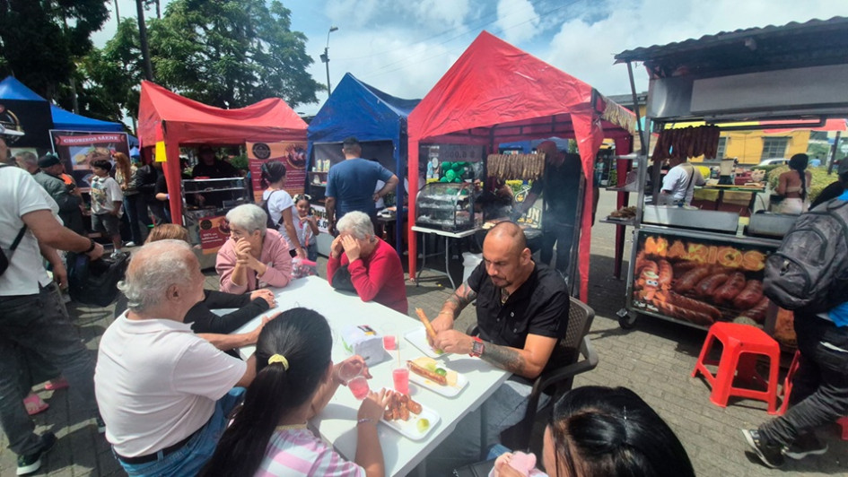 Foto | Freddy Arango  Sol en la mañana, lluvia en la tarde y chorizos todo el día, Villamaría celebró el segundo Festival de su mejor comida con buenos resultados.