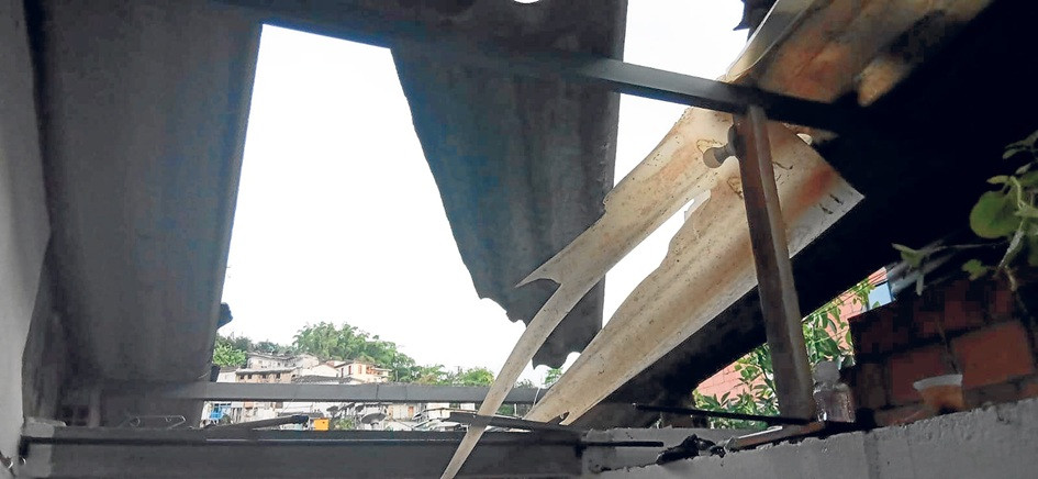 Una de las dos casas afectadas por los fuertes vientos en Salamina.