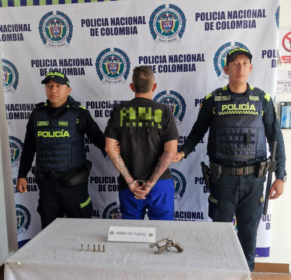 Capturado con un revólver calibre 38 milímetros, con 5 cartuchos para el mismo.