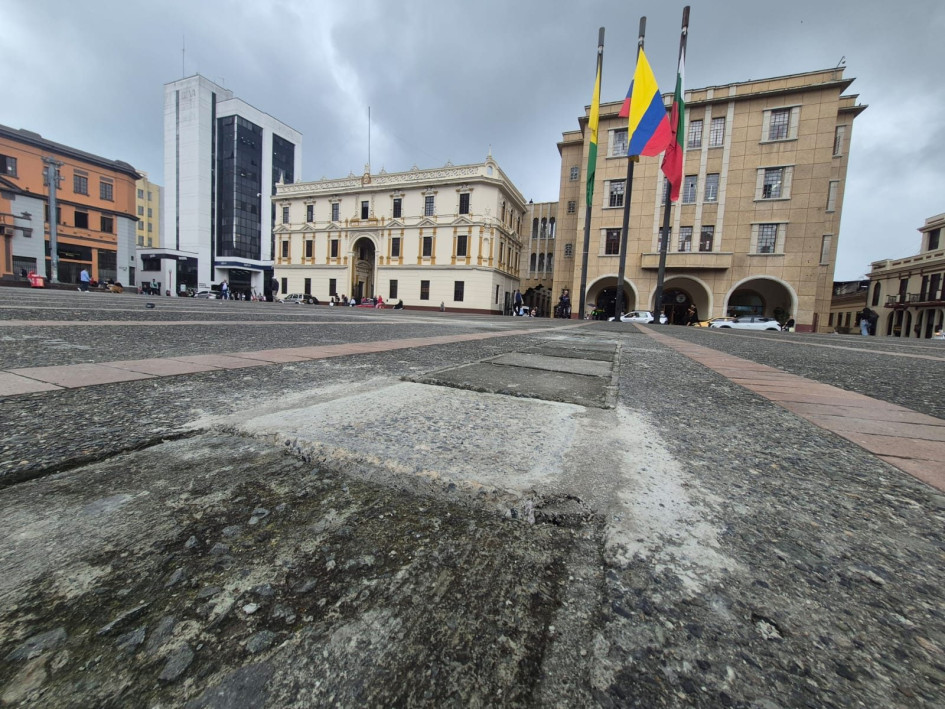 Repararon huecos de la Plaza de Bolívar