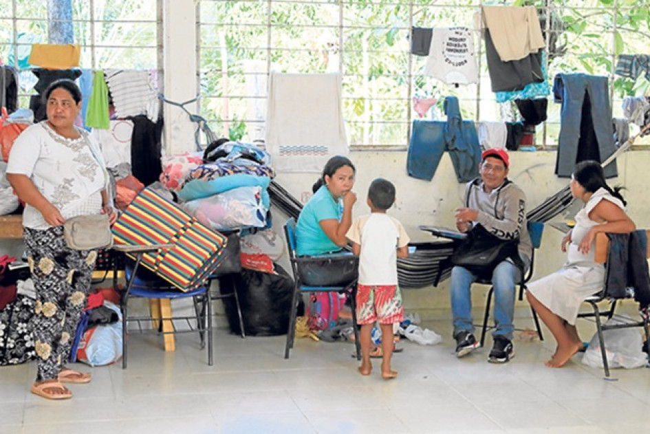 Foto l EFE l LA PATRIA  Damnificados por la creciente del río Sinú permanecen en un albergue transitorio en la institución educativa Las Delicias, en Tierralta (Córdoba).