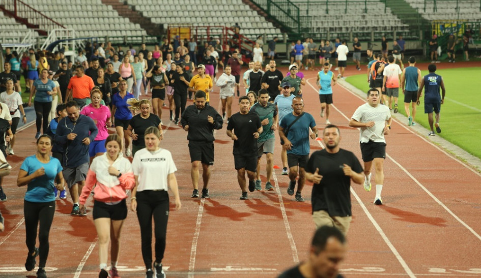 Con el programa Muévete Manizales los deportistas pueden utilizar la pista atlética en las noches. Atletas valoran estos este espacio.