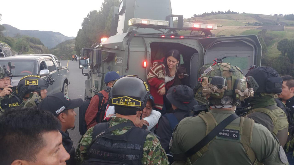 Militares acompañan el reencuentro de la senadora indígena Aída Quilcué (c- abajo) con su familia este martes, en el Cauca (Colombia). 