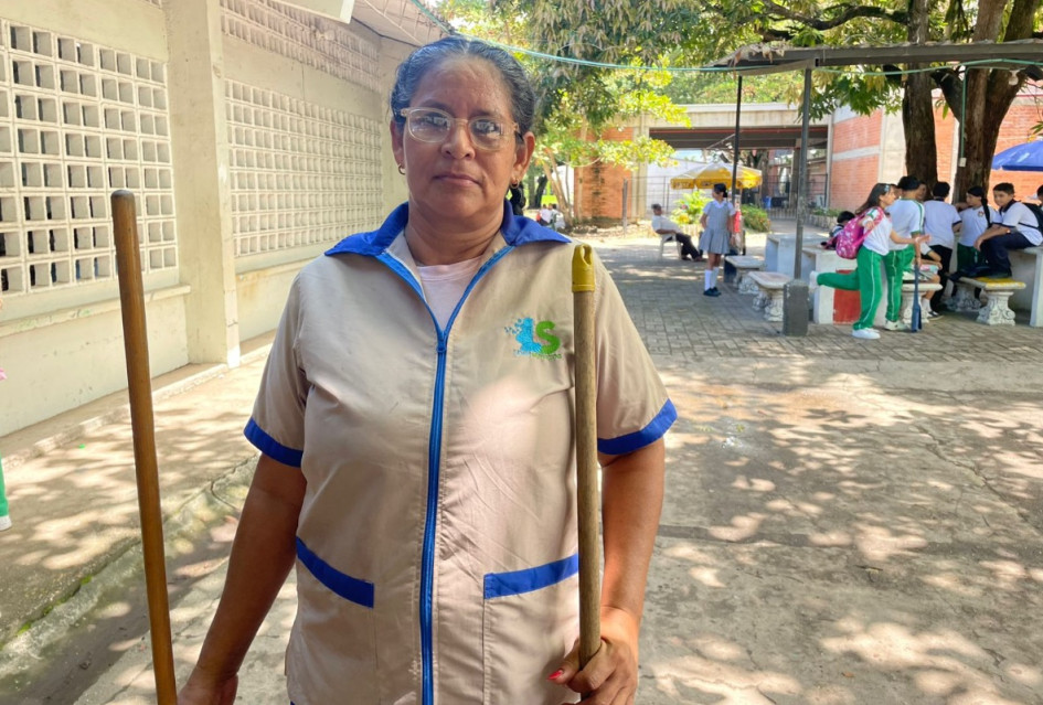 Una sola persona limpia 11 bloques escolares en jornada doble