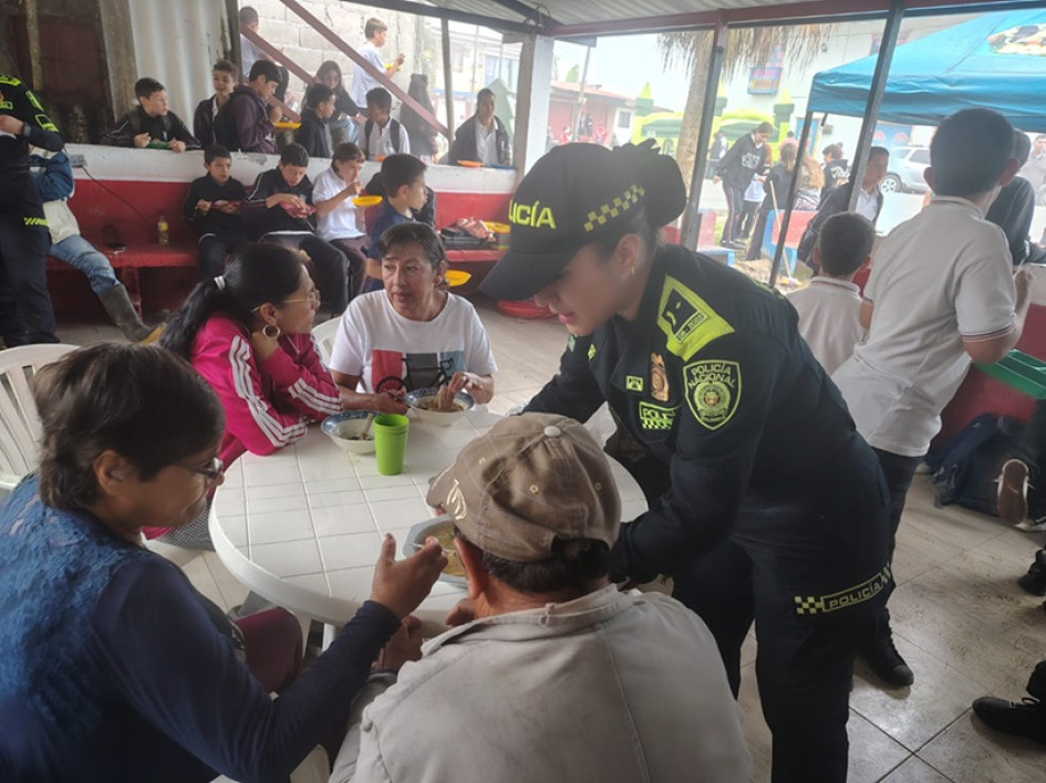 Alrededor del fuego encendido y de una olla que reunía más que alimentos, la comunidad compartió una jornada distinta junto a la Policía y la Alcaldía.