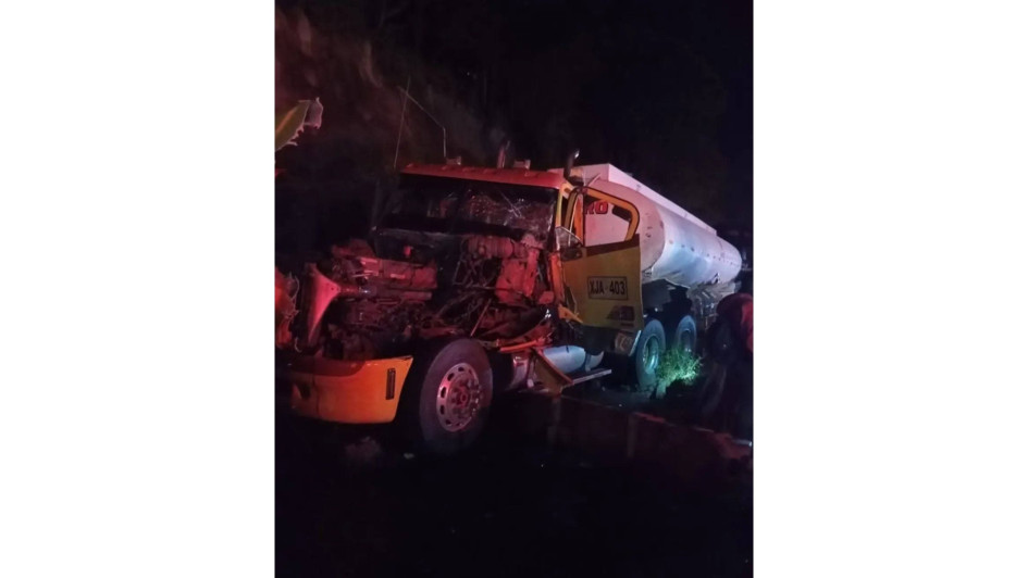 La vía que conecta a Calarcá (Quindío) con Cajamarca (Tolima) está cerrada en la noche de este lunes por culpa de un choque múltiple.