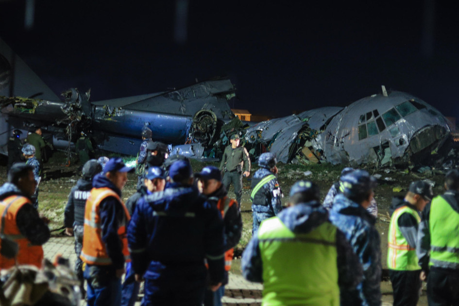 Integrantes de las Fuerzas Militares de Bolivia custodian un avión militar de carga accidentado este viernes, en El Alto (Bolivia).