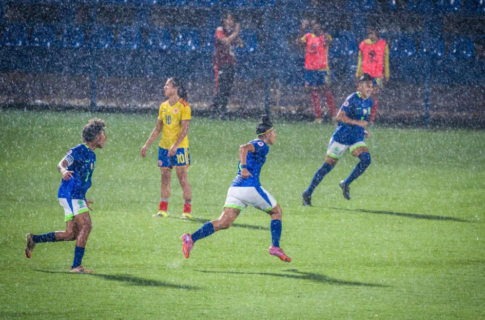 En medio de un aguacero se jugó el partido entre Colombia y Brasil, por la segunda fecha del hexagonal del Campeonato Sudamericano Sub-20 Femenino.