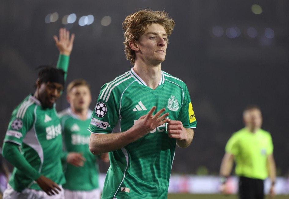 Anthony Gordon del Newcastle United celebra después de marcar cuatro goles durante el partido de ida de los play-offs de la Liga de Campeones entre Qarabaq FK y Newcastle United en Bakú, Azerbaiyán, este 18 de febrero del 2026.