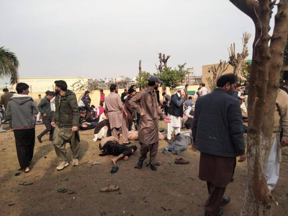 Asaltantes hicieron explotar un carro bomba cerca de una base militar. La estructura colapsó. Entre los fallecidos hay 11 soldados y una niña.