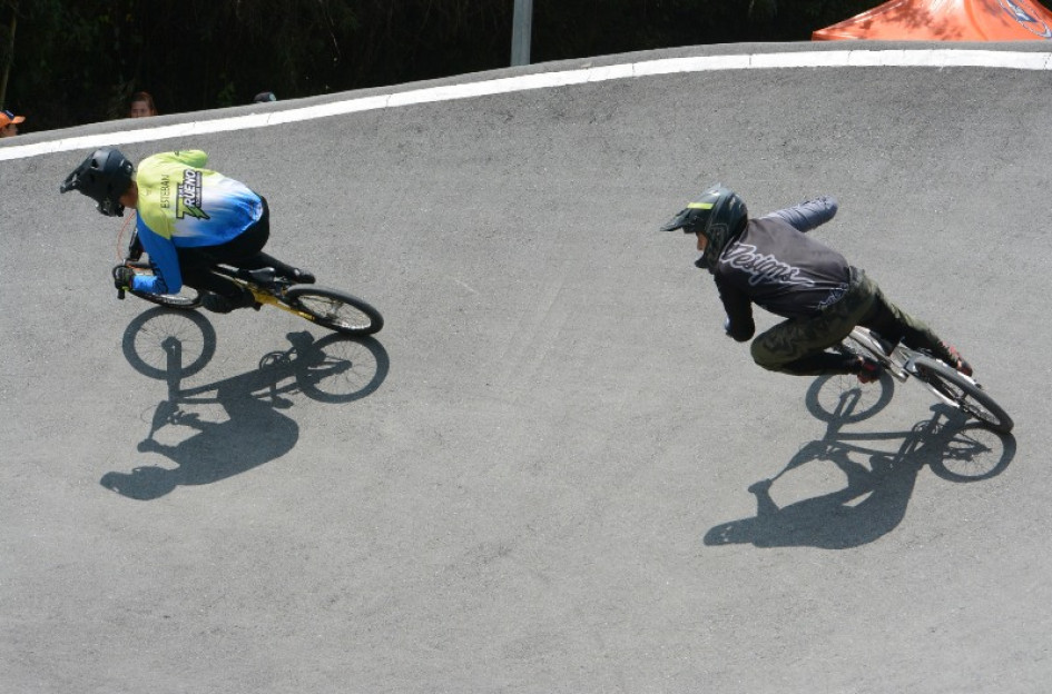 La carrera de los Open en la Válida de la Copa CBO de BMX en el Bosque Popular el Prado de Manizales.