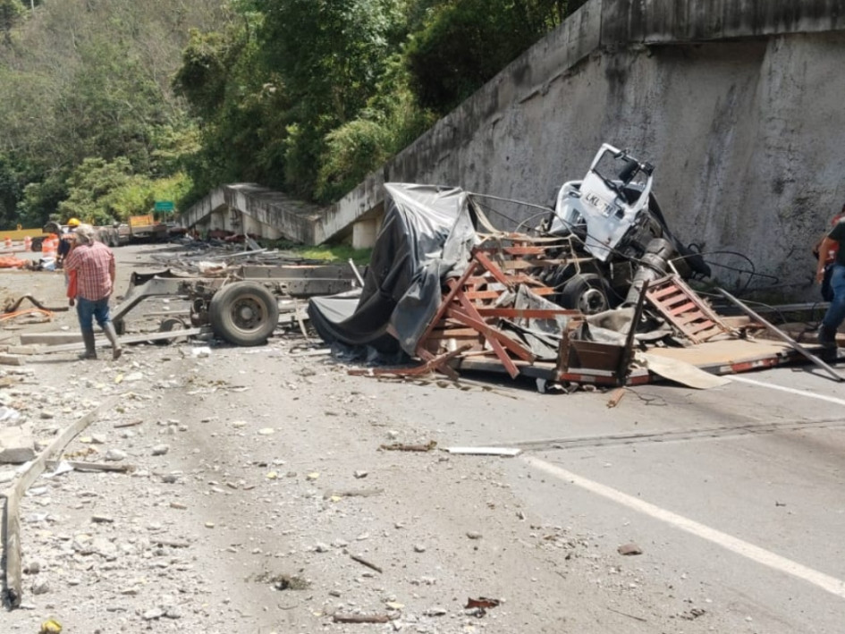 El accidente ocurrió en el sentido Calarcá–Cajamarca y obligó al cierre parcial de la vía La Línea mientras se atendía la emergencia.