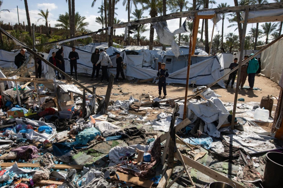 Palestinos inspeccionan el lugar de un ataque aéreo israelí que tuvo como objetivo un campamento de tiendas de campaña que albergaba a personas desplazadas en Khan Younis, en el sur de la Franja de Gaza, este 4 de febrero.