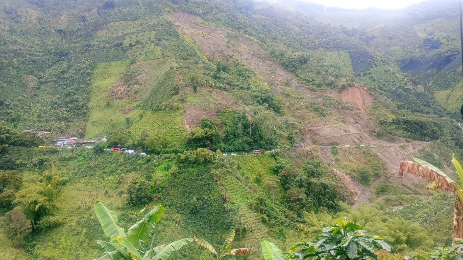Las lluvias afectan las vías hacia la Institución Educativa Llanadas, en Manzanares (Caldas). Se suspendieron clases presenciales el 3 y 4 de febrero por seguridad. En la foto, el cercano sector Buenavista, punto crítico que tuvo un derrumbe este 1 de febrero.