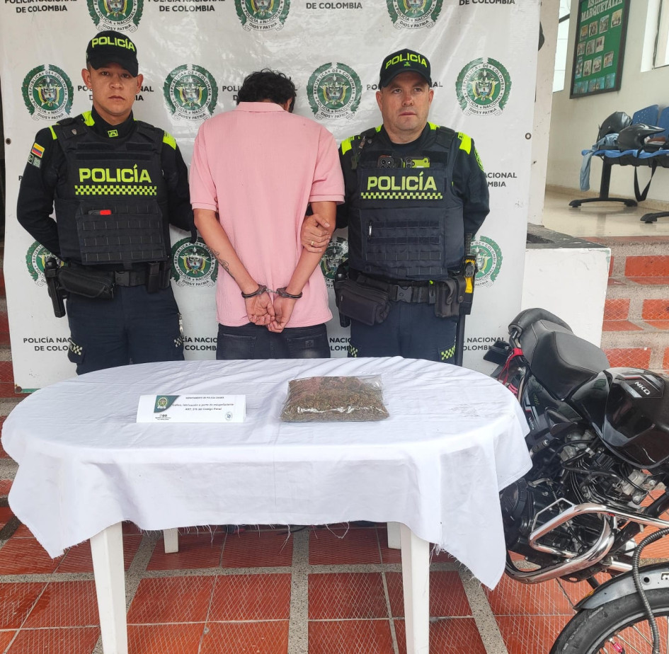 Los hechos se registraron en Marquetalia, cuando los uniformados realizaron la señal de pare a una motocicleta en la que se movilizaban dos personas. Durante el procedimiento de registro a personas se halló una bolsa plástica transparente que contenía 408 gramos de marihuana.